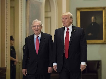 Donald Trump y Mitch McConnell, el 24 de octubre de 2017 en el Capitolio.