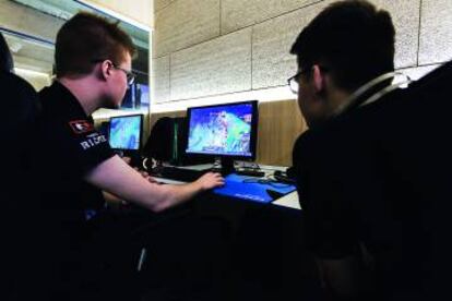 Dos jugadores de League of legends durante un entrenamiento. El equipo del Riders tiene 10 gamers, dos por cada puesto del juego.