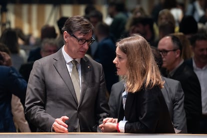 El presidente de la Generalitat de Cataluña, Salvador Illa, saluda a la presidenta del grupo Comuns Sumar, Jéssica Albiach.