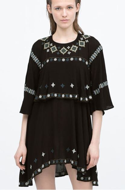 Vestido con distintas capas y bordados de Zara (sin rebajar su precio es 59,95).