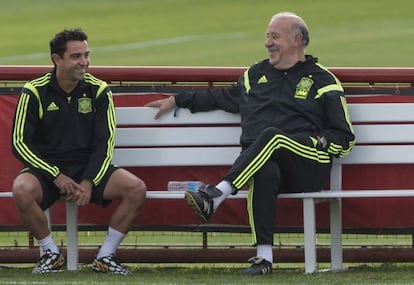 Del Bosque conversa con Xavi, en un entrenamiento en Curitiba.
