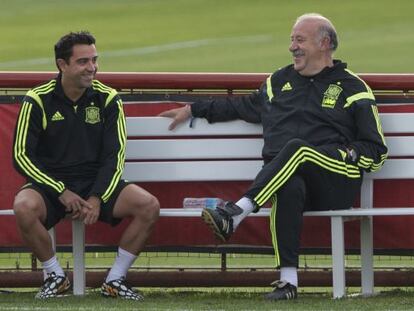 Del Bosque conversa con Xavi, en un entrenamiento en Curitiba. 