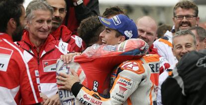 Dovizioso y Márquez se funden en un abrazo tras la carrera en Japón.