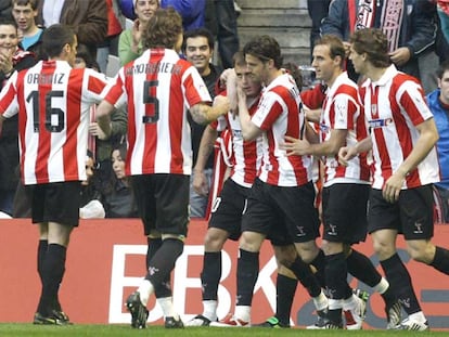 Los jugadores del Athletic felicitan a Yeste, en el centro, abrazado por Ocio, tras su gol.