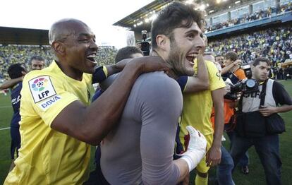 Senna celebra el ascenso junto al portero Juan Carlos. 