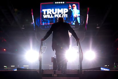 El expresidente Trump arriba a un mitin en Henderson, Nevada, el 31 de octubre.