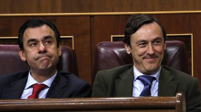 El portavoz parlamentario del PP, Rafael Hernando, y el coordinador general del PP, Fernando Martínez-Maillo, a la izquierda, en el Congreso.
