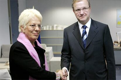 El comisario para la Ampliación, Olli Rehn, junto a la fiscal Carla del Ponte, antes de su encuentro en Bruselas.