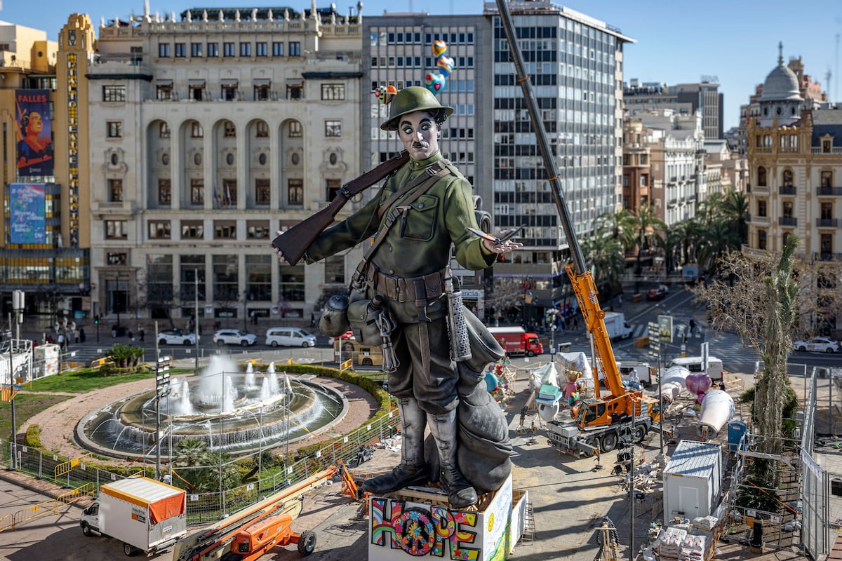 La falla municipal de València es un alegato contra la guerra: el Chaplin de ¡Armas al hombro!