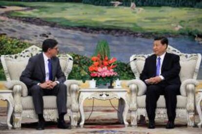El presidente chino, Xi Jinpin (d), conversa con el secretario estadounidense del Tesoro, Jacob Lew (i), durante una reunión el pasado 19 de marzo de 2013. EFE/Archivo