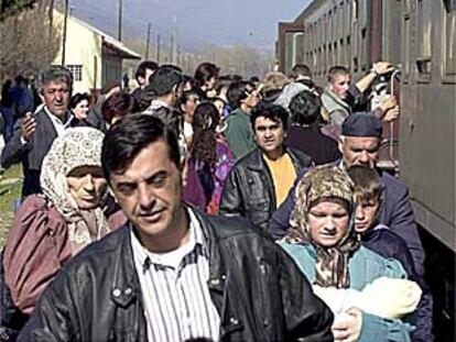 Más de 2.000 macedonios han huido de la ciudad de Tetovo por los enfrentamientos entre la guerrilla albanokosovar y el Ejército de Macedonia.