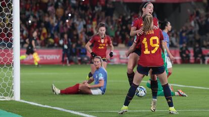 Aitana Bonmatí celebra con Olga Carmona el primer tanto de España en la final.