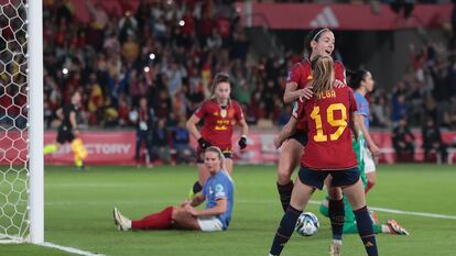 Aitana Bonmatí celebra con Olga Carmona el primer tanto de España en la final.