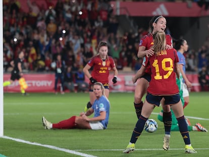 Aitana Bonmatí celebra con Olga Carmona el primer tanto de España en la final.