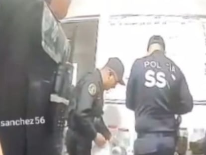 Un fotograma del video difundido en redes sociales en el que se ve a policías de la alcaldía Cuauhtémoc plantando evidencia a sospechosos.