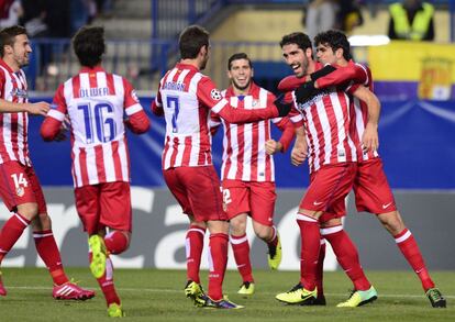 Raúl García celebra el 1-o con sus compañeros.