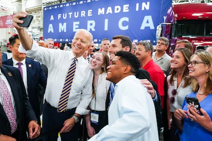 El presidente de EE UU Joe Biden se fotografía con sus seguidores en Pensilvania el pasado julio.