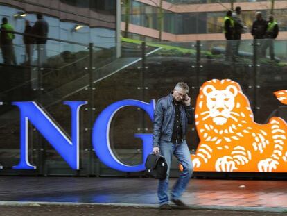 Un empleado llega a la sede del banco holand&eacute;s ING en &Aacute;msterdam (Holanda). EFE/Archivo