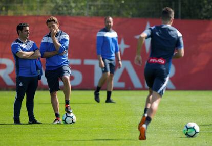 David Gallego conversa con Tamudo en el entrenamiento del Espanyol. 