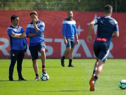 David Gallego conversa con Tamudo en el entrenamiento del Espanyol. 