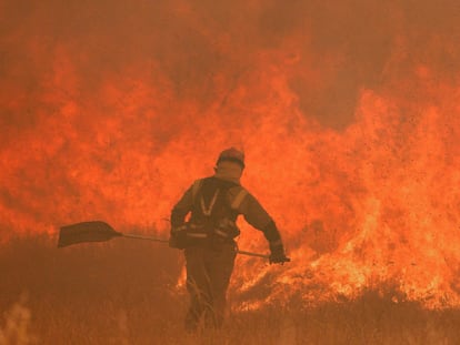 Un bombero en Pumarejo (Zamora), durante el incendio de la sierra de la Culebra, el pasado 18 de junio.