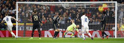El centrocampista alemán del Real Madrid Toni Kroos (i) marca gol, segundo para su equipo, ante la portería del español del Nápoles, Pepe Reina.