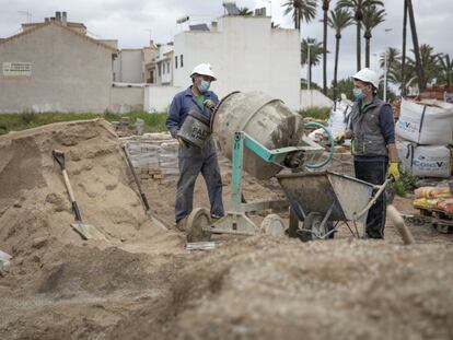 Obreros trabajando en la construcción de viviendas, en Valencia. 