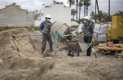 Obreros trabajando en la construcción de viviendas, en Valencia. 