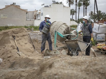 Obreros trabajando en la construcción de viviendas en Valencia.