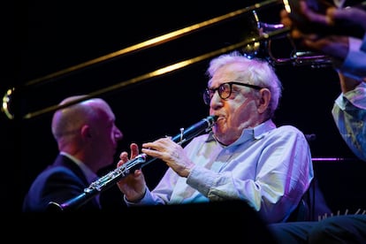 Woody Allen tocando el clarinete durante el concierto de este lunes en Barcelona.