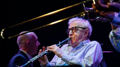 Woody Allen tocando el clarinete durante el concierto de este lunes en Barcelona.