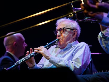 Woody Allen tocando el clarinete durante el concierto de este lunes en Barcelona.