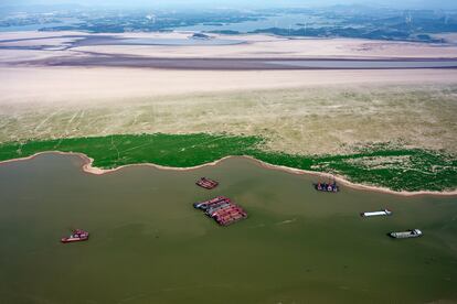 Vista aérea del río Yangtze, en Jiujiang (China), este martes. La ola de calor severa que afecta a China desde hace meses ha provocado una sequía sin precedentes en el gigante asiático. De hecho, la provincia de Sichuan ha racionado el uso público de electricidad y ha suspendido el suministro de energía a miles de fábricas debido a la escasez de energía. 