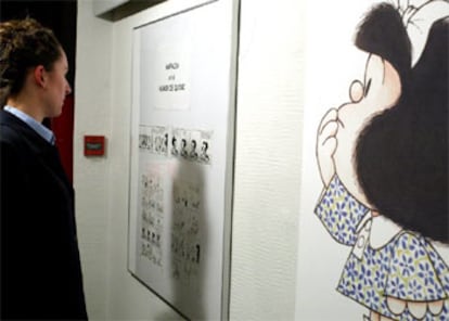 Una persona visita la exposición que conmemora el 40 cumpleaños de Mafalda en Salamanca.