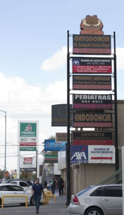 Cartazes de clínicas na rua Reforma de Mexicali.