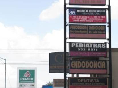 Cartazes de clínicas na rua Reforma de Mexicali.