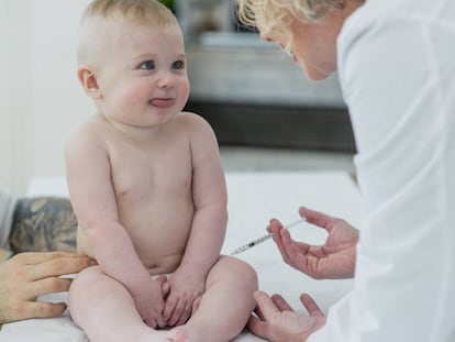 Un pediatra vacuna a un bebé. 