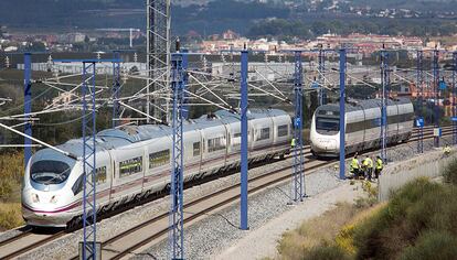 Según ha informado a Europa Press Renfe, de los 40 trenes de alta velocidad afectados, la mayoría cubrían los trayectos entre Barcelona y Madrid, aunque había algunos otros convoyes como el Alvia Sevilla y Málaga. En la imagen, operarios de Adif trabajan en el kilómetro 568 en La Granada (Alt Penedes).