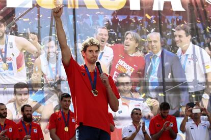 El pívot de la selección española de baloncesto, y MVP del campeonato, Pau Gasol, levanta el puño derecho mientras se dirige a los aficionados congregados en la madrileña plaza de Callao este lunes para celebrar el título.
