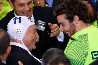 Temer, con el gorro de baño