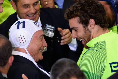 Temer, con el gorro de baño