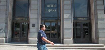 Entrada al Edificio España en Madrid.
