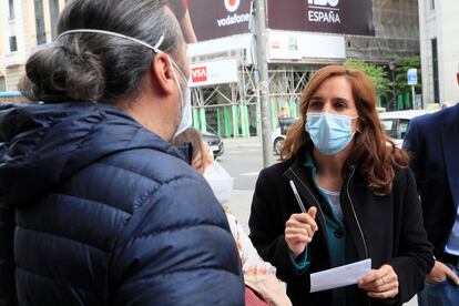 Mónica García, con los representantes de los trabajadores del metro madrileño, el 19 de abril.