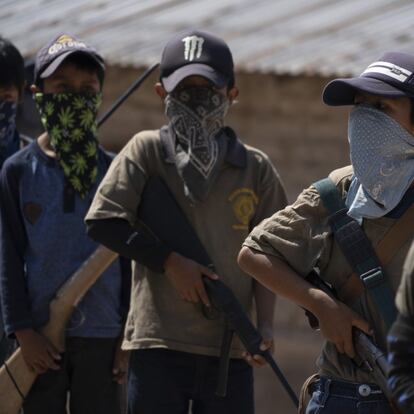 Los menores comenzaron a marchar acompañados de los adultos y unas 200 personas de la comunidad.