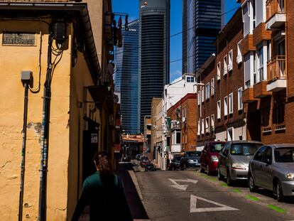 La calle Canaveral, en el barrio La Ventilla, Tetuan, con las cuatro torres de fondo.