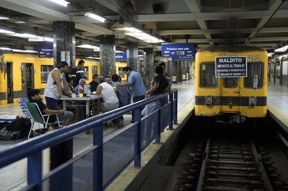 Los trabajadores del metro se reúnen en la estación Plaza Constitución en Buenos Aires.