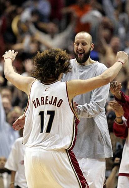 Anderson Varejao y Zydrunas Ilgauskas cuajaron un soberbio partido bajo los aros de Detroit para darle a Cleveland su segunda victoria en la serie.