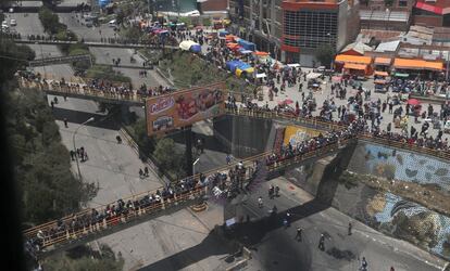 Los partidarios del presidente boliviano Evo Morales bloquean la carretera que conecta La Paz y El Alto, para mostrar su apoyo al mandatario, el 10 de noviembre.