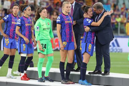  El presidente del Barcelona, Joan Laporta, consuela a sus jugadoras tras perder por 1-3 ante el Lyon.