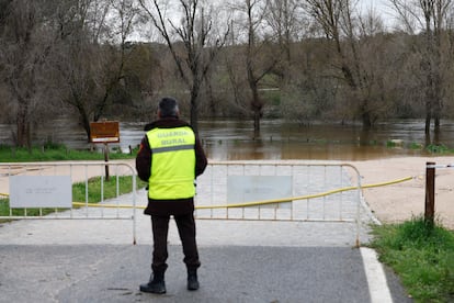 Un Guarda Rural vigila el cauce del río Manzanares a su paso por Madrid, este miércoles.